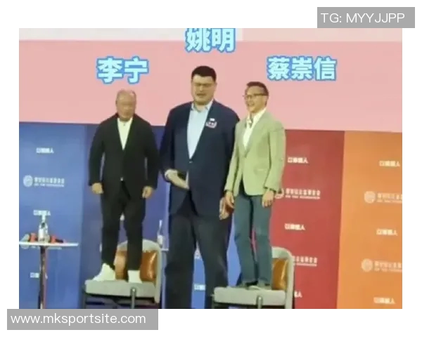 姚明与篮网新秀杰明同框合影引发热议谁能在巨人面前不变矮人